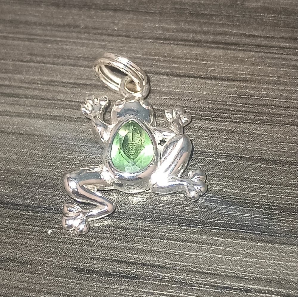 Madison Studio 925 Solid Sterling Silver Frog Pendant (Green Cubic Zirconia)